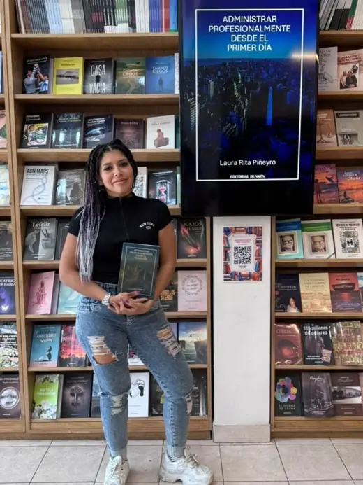 Laura con su libro en la librería de Editorial Dunken
